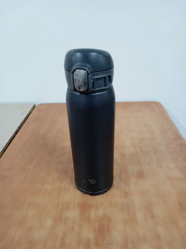 水筒 黒 の写真