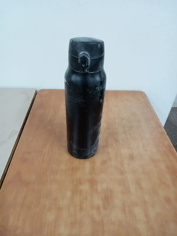 水筒 黒 の写真