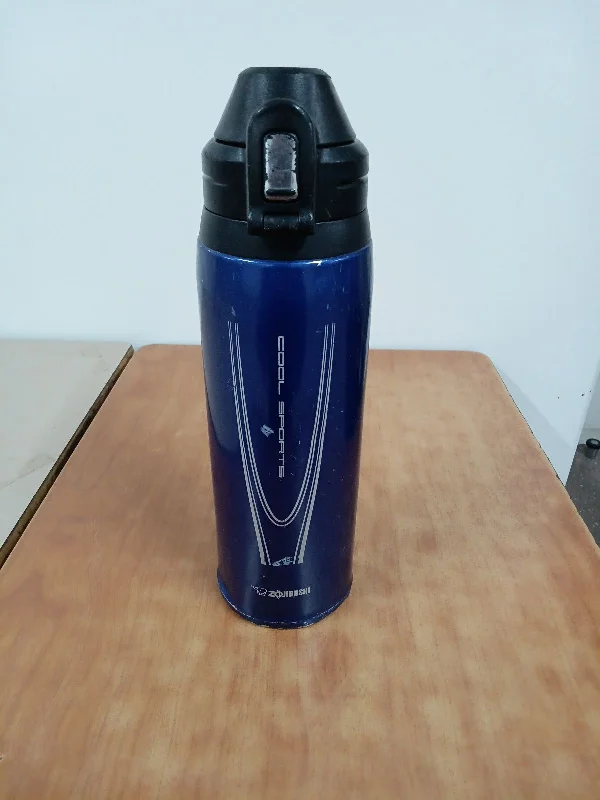 青の水筒 の写真