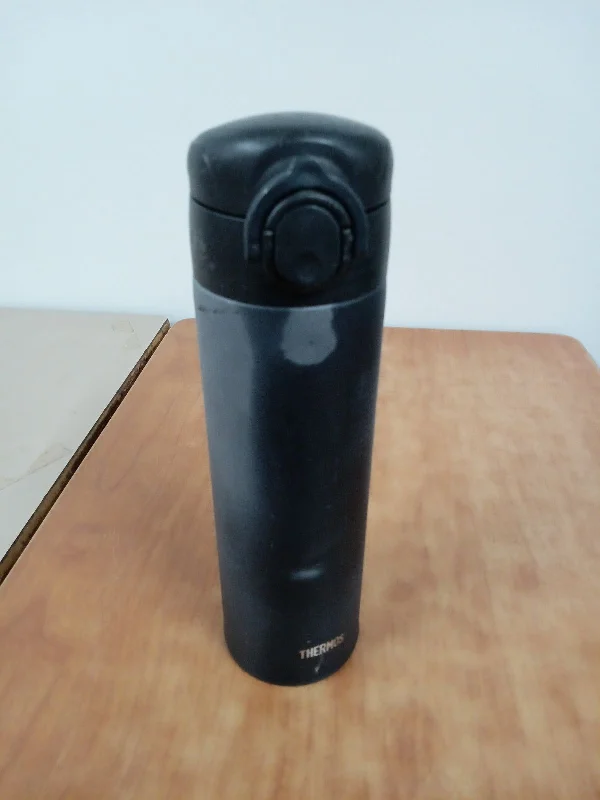 水筒 黒 の写真
