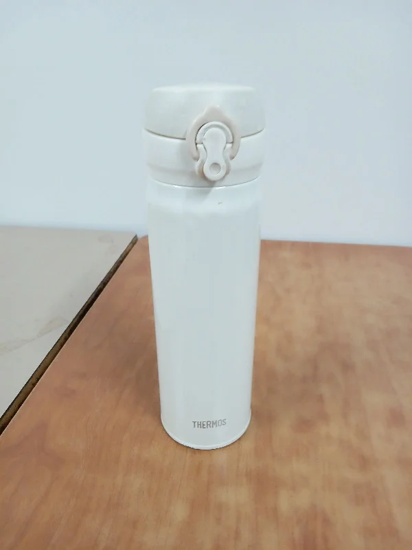 水筒 白 の写真