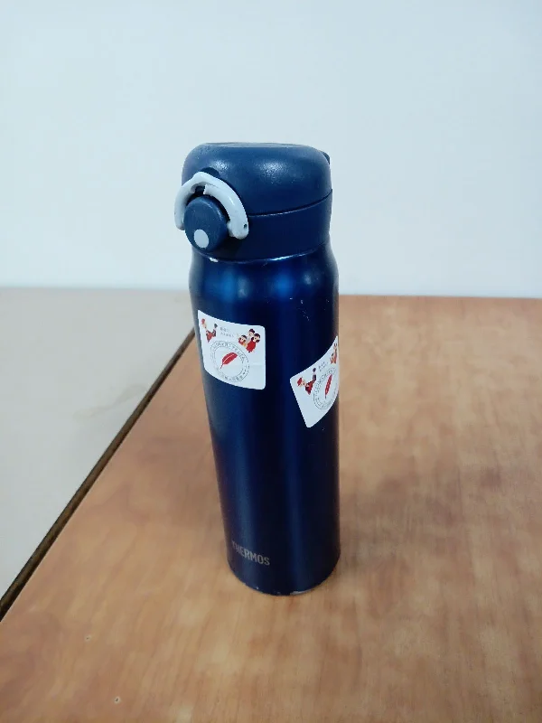 水筒 青 赤い羽根 の写真