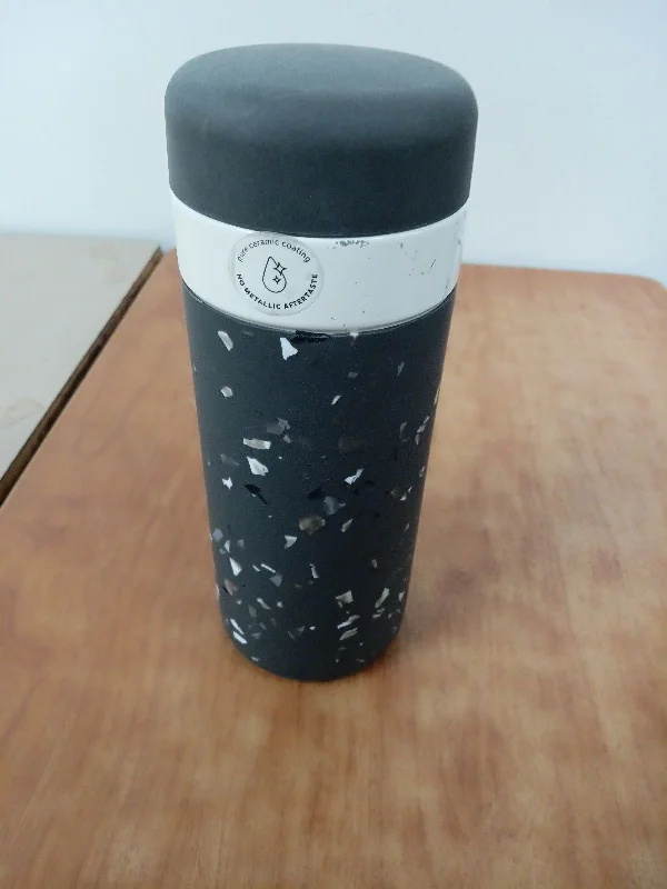 水筒 灰色 の写真