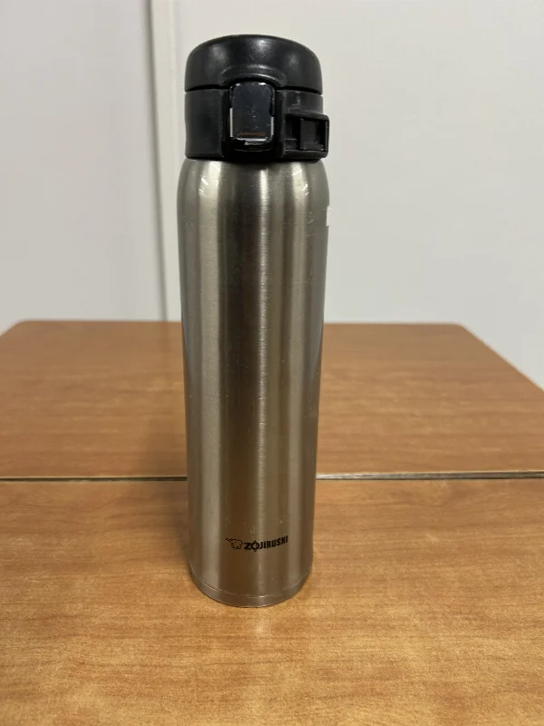 水筒　銀白色 の写真