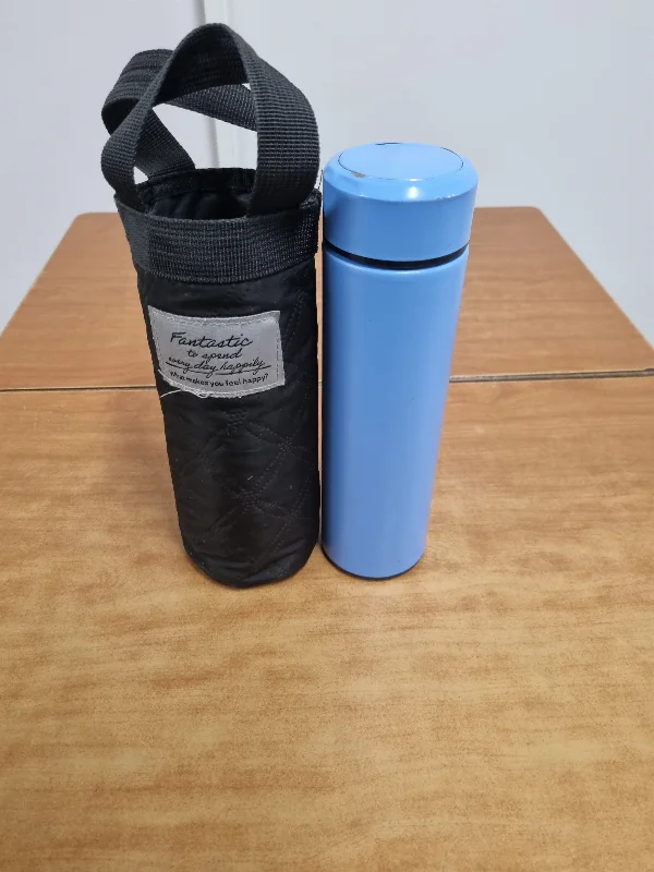 水筒 水色 水筒入れ 黒 の写真