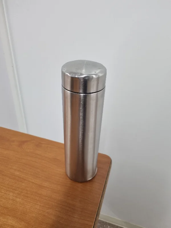 水筒 スチール 銀白色 の写真