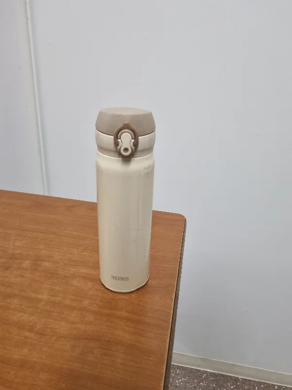 水筒 クリーム色 の写真