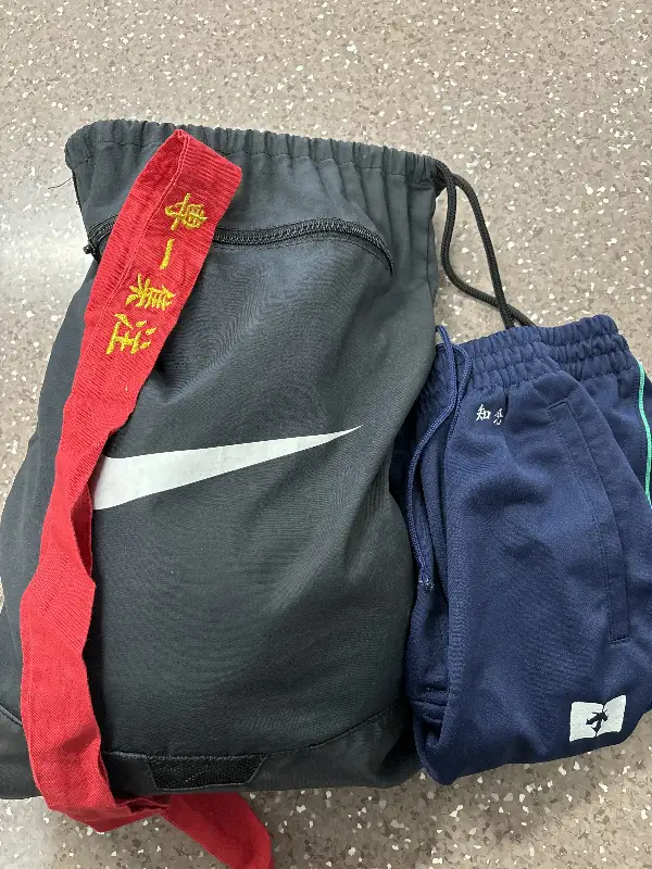 体育着・知念（第一学年）ナイキの袋入り、専一集注のハチマキ の写真